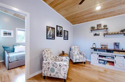 Carson House | Fire Pit and Mtn Views! Cabin, Steps to Wind River