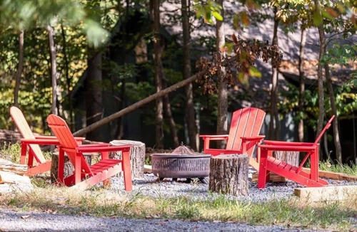 The Woods Cabin | Fire Pit, Arcade Games, Deck, Grill & Pool Access