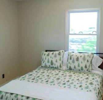Grubville House | Fire Pit Cabin Retreat - Sleeps 6 - 1hr from STL
