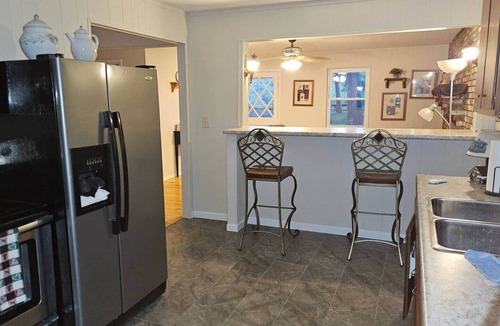 Grubville House | Fire Pit Cabin Retreat - Sleeps 6 - 1hr from STL
