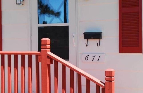 Grubville House | Fire Pit Cabin Retreat - Sleeps 6 - 1hr from STL