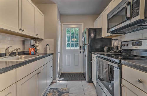 Briar Crest Woods Cottage | Fire Pit & Community Perks: Blakeslee Cottage!