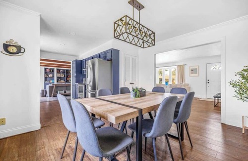 Stevensville House | Fire Pit, Deck + Foosball, 1-min to Watermark Brwy