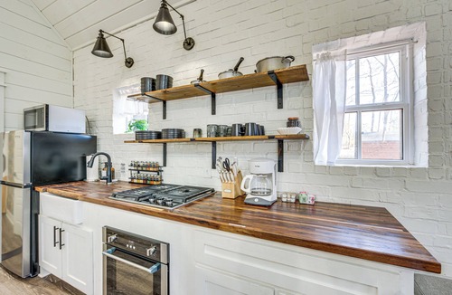 Rusk Cabin | Fire Pit, Deck & Grill: Charming Rusk Cabin!