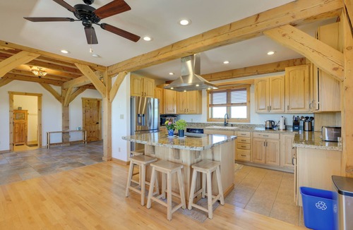 Felt Cabin | Fire Pit, Deck + Hot Tub: Idaho Group Getaway!