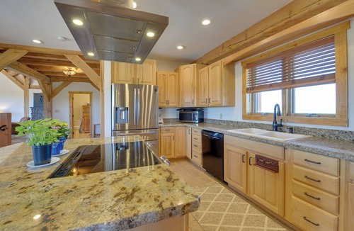 Felt Cabin | Fire Pit, Deck + Hot Tub: Idaho Group Getaway!