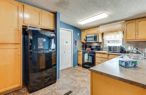 Mountville House | Fire Pit & Deck: Pet-Friendly Luthersville Home!