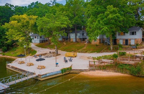 Lakeside Cabin | Fire pit, dock, ramp, full kitchen, water toys