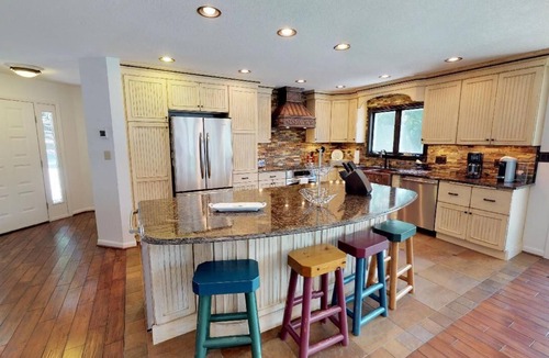 Huddleston House | Fire-Pit, Fireplace, Hot Tub, Pool Table, Dog Friendly, Kayaks & Paddleboards! Visit "American Dream