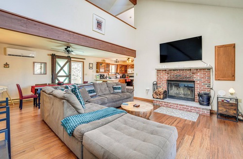 Bushkill Cabin | Fire Pit & Gas Grill: Charming Poconos Abode!