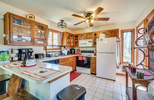 Bushkill Cabin | Fire Pit & Gas Grill: Charming Poconos Abode!