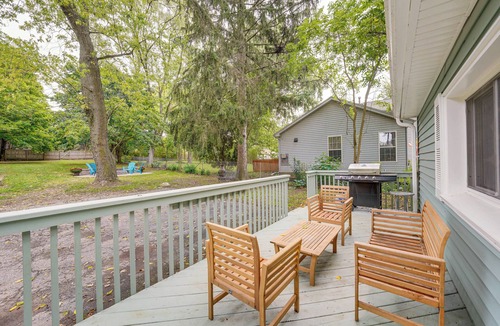 St. Charles Cottage | Fire Pit & Grill: Family Home on Fox River Trail!