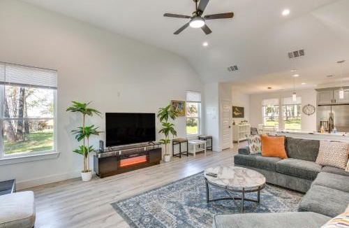 Gun Barrel City House | Fire Pit + Grill: Lakeside Gun Barrel City Home!