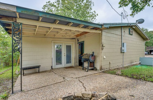 Victoria House | Fire Pit & Grill: Victoria Home Near Downtown