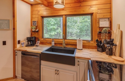 Thornton Cabin | Fire Pit + Gym + Arcade + Private Log Cabin + EV Charger