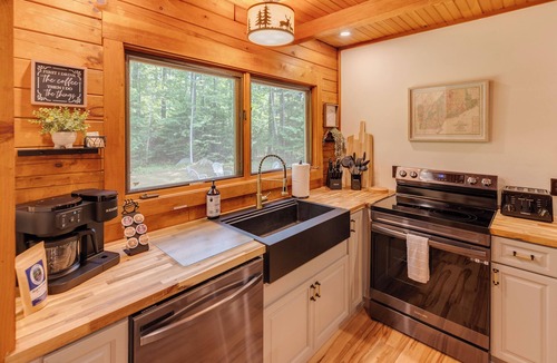 Thornton Cabin | Fire Pit + Gym + Arcade + Private Log Cabin + EV Charger