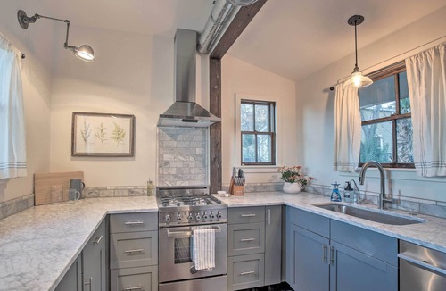 Castroville Cottage | Fire Pit & Hill Country Views! Castroville Cottage