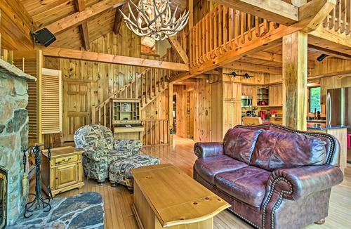 Long Pond Cabin | Fire Pit & Hot Tub: Poconos Family Cabin!