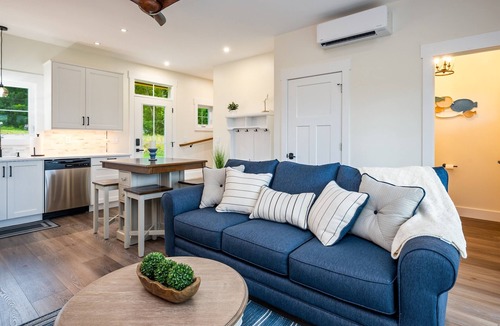 Canandaigua House | Fire Pit | Hot Tub | Sauna| Near Wineries | Sleeps 4