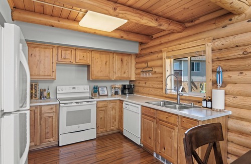 Garden City Cabin | Fire Pit, Lakeview, Hot Tub, 2 Decks & Living Rms
