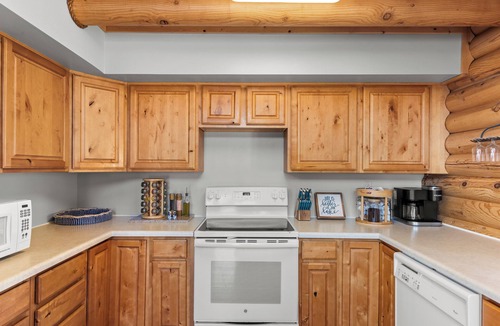 Garden City Cabin | Fire Pit, Lakeview, Hot Tub, 2 Decks & Living Rms