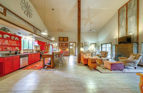 San Antonio Cabin | Fire Pit, Peaceful Porch! Family Cabin By Old Town