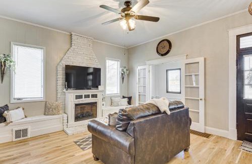 Mount Vernon House | Fire Pit Pet-Friendly Mt Vernon Gem!