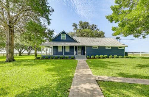 Schulenburg House | Fire Pit, Pickleball, Pool! Schulenburg Farmhouse