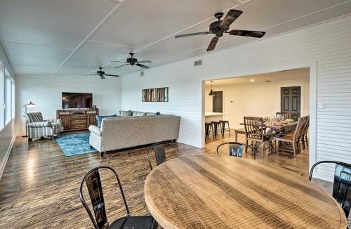 Schulenburg House | Fire Pit, Pickleball, Pool! Schulenburg Farmhouse