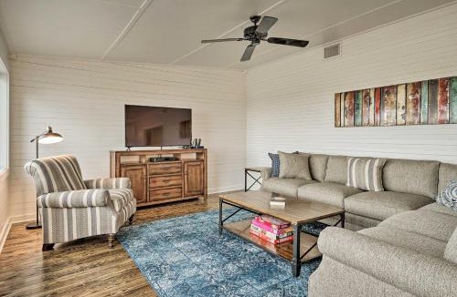 Schulenburg House | Fire Pit, Pickleball, Pool! Schulenburg Farmhouse
