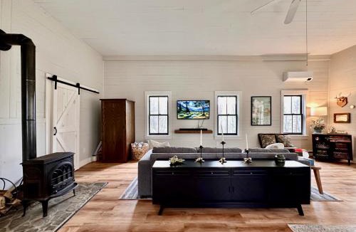 Rowland House | Fire Pit, Private & Stylish Birdsong Schoolhouse