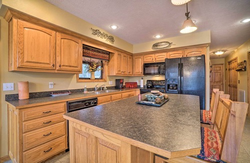 Golden Cabin | Fire Pit + Views: Family Cabin on Table Rock Lake