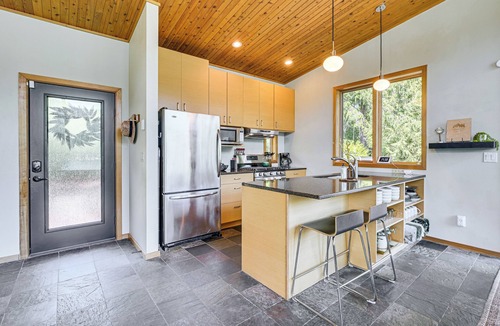 Olympia House | Fire Pit & Views: Modern Summit Lake Escape!