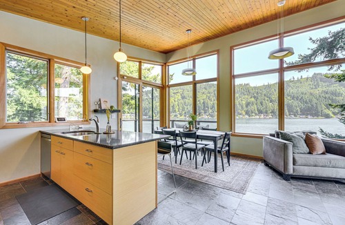 Olympia House | Fire Pit & Views: Modern Summit Lake Escape!