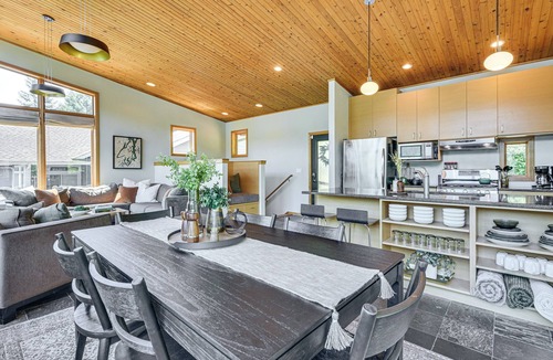 Olympia House | Fire Pit & Views: Modern Summit Lake Escape!