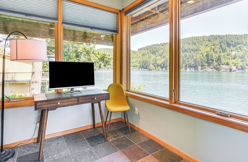 Olympia House | Fire Pit & Views: Modern Summit Lake Escape!