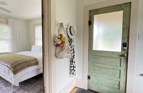La Grange House | Fire Pit + Walk to Downtown Square + Sleeps 5