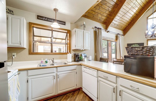 Munds Park Cabin | Fire Pit & Wraparound Porch: Munds Park Cabin!