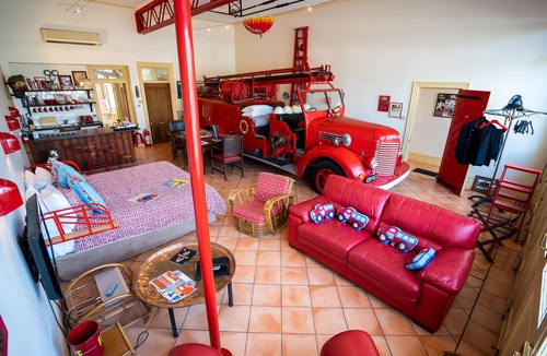 North Adelaide Hotel | Fire Station Inn - Fire Engine Suite with Spa