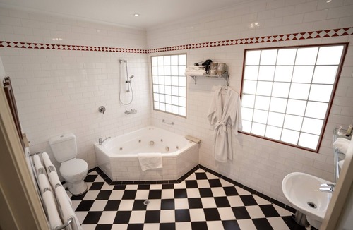 North Adelaide Hotel | Fire Station Inn - Fire Engine Suite with Spa