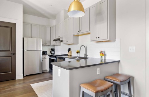 Cannonborough Elliotborough Condo | Fire Tower | Fresh 1BR Suite + Courtyard + Rooftop
