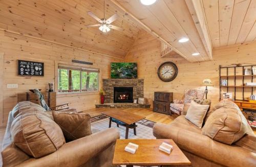 Mineral Bluff Villa | Firefly Cabin - Hot Tub Firepit Pet Friendly