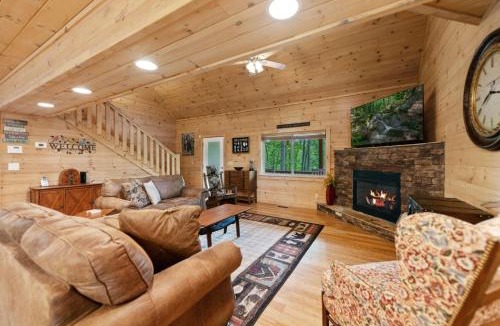 Mineral Bluff Villa | Firefly Cabin - Hot Tub Firepit Pet Friendly
