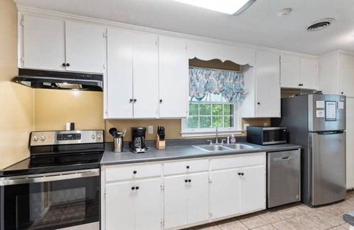 Gunter Afs House | Firepit & Patio- Mins to Dining- The Vaughnique