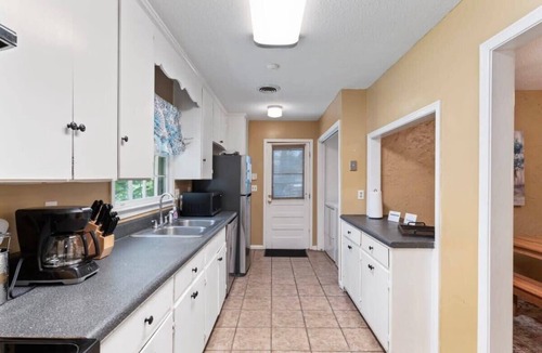 Gunter Afs House | Firepit & Patio- Mins to Dining- The Vaughnique