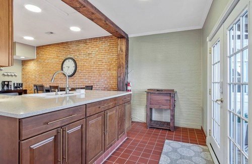 Waterloo Apartment | Firepit, Rooftop deck, Games & Bridal Suite and right next to The Coffee Girl