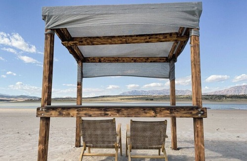 Utah House | Firepit-Shade-Chairs-Dark Skies