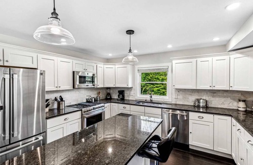 Quechee House | Fireplace, Dream Kitchen - 865 Marsh Family Rd