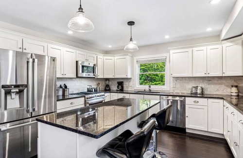 Quechee House | Fireplace, Dream Kitchen - 865 Marsh Family Rd