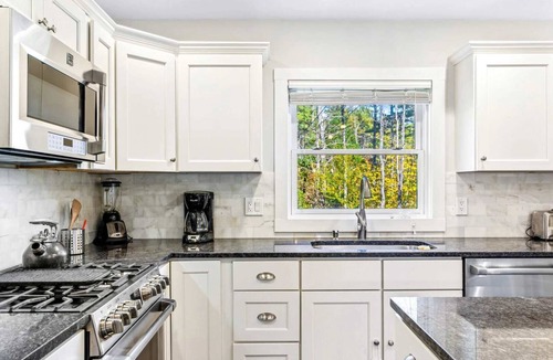 Quechee House | Fireplace, Dream Kitchen - 865 Marsh Family Rd